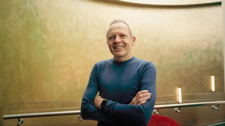 AI-expert Martin van Kranenburg: ‘We bewegen van een zoekmachinetijdperk naar een antwoordmachinetijdperk’